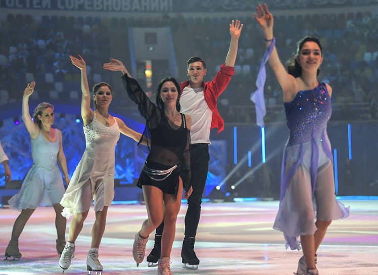 Справа налево: фигуристы Евгения Медведева, Александр Галлямов, Елизавета Туктамышева и Анастасия Мишина