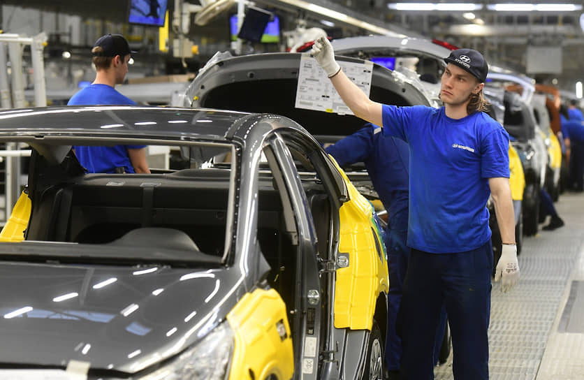 Рабочие завода «Хендэ Мотор Мануфактуринг Рус» в процессе сборки автомобилей
