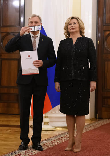 Депутат Михаил Барышников во время получения удостоверения депутата