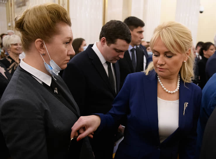 Начальник управления информации ЗакСа Елена Гаврищук (слева) и депутат Марина Макарова (Лыбанева) во время церемонии
