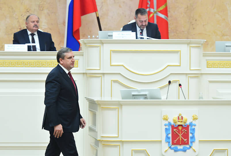 Максим Мейксин (второй слева) во время утверждения в должности вице-губернатора 