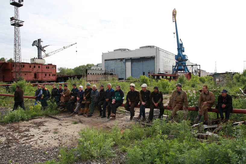 2010 г. Работники ОАО «Пермский судостроительный завод «Кама» во время спуска на воду нового судна