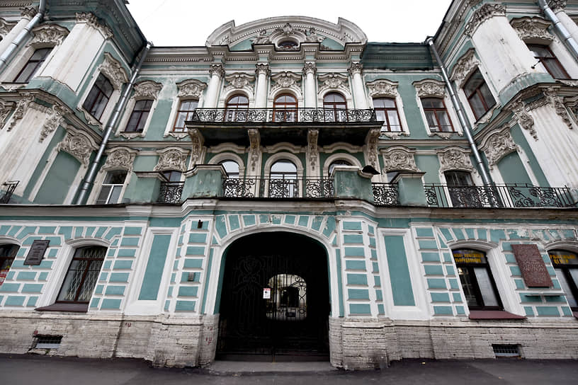 Из 1900 исторических жилых зданий города КГИОП выбрал 255 с наиболее сложными фасадами, которые нуждаются в реставрации острее всего