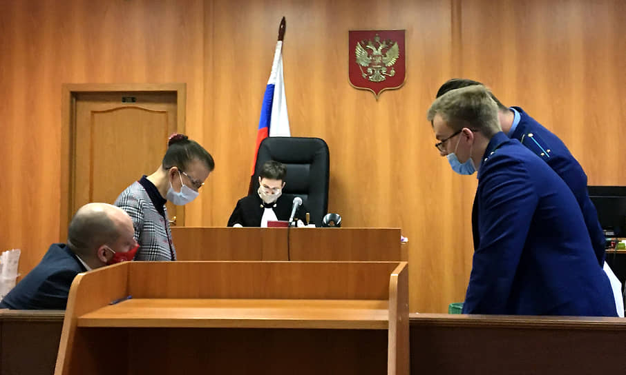 Второе заседание по делу коммуниста Алексея Филиппова в Приморском районном суде. Участники заседания в зале суда
