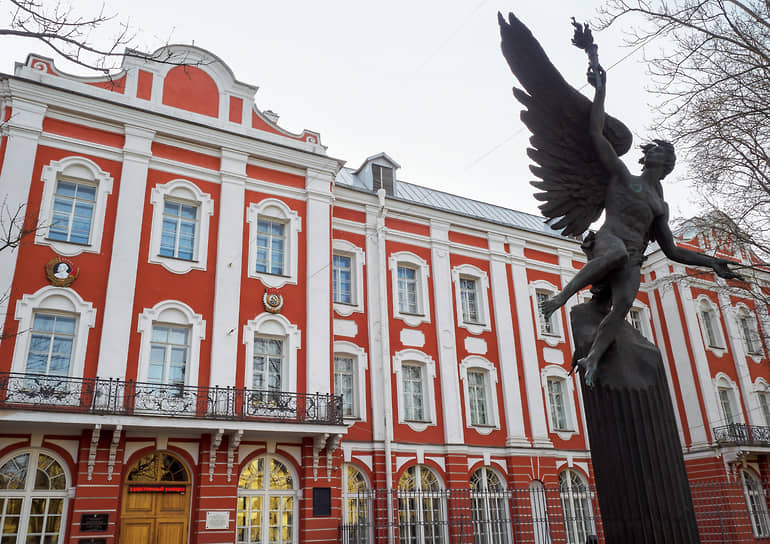 «Хотя Санкт-Петербургский университет сам по себе не является ультраправой организацией, он является частью более крупной экосистемы, окружающей европейских ультраправых, что становится понятно из его связей»,— поясняет «Европейская сеть антифашистского мониторинга»