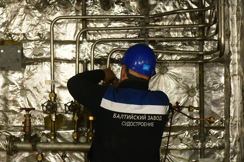 Сотрудник АО "Балтийский завод" во время монтажа оборудования на очередном ледоколе