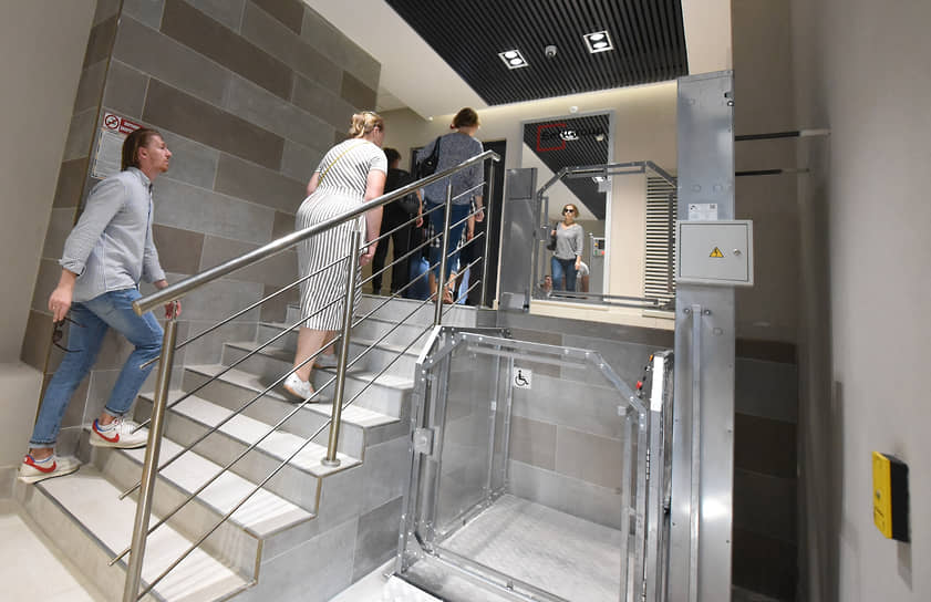 Лифт для людей с ограниченными возможностями в парадной новостройки