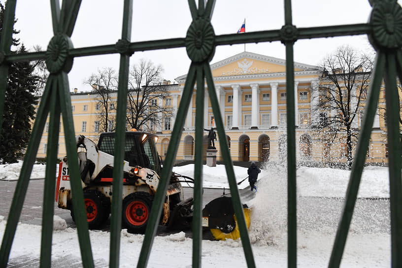 Уборка снега на территории администрации Санкт-Петербурга