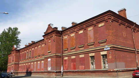 Казармы в Ломоносове пойдут с молотка // Два заброшенных исторических здания выставлены на торги за 40 млн рублей