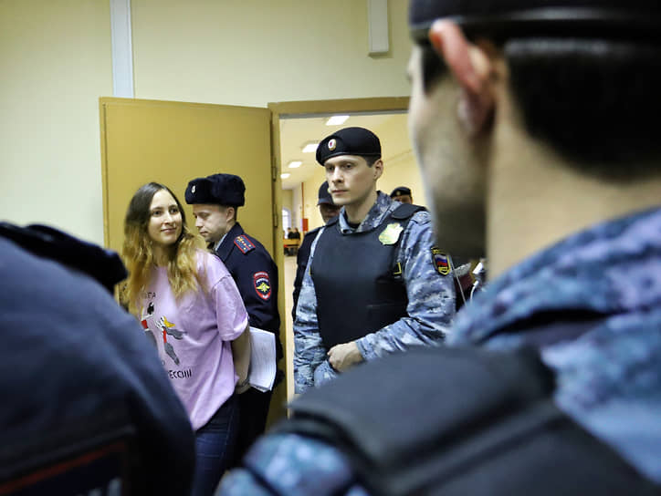 Александра Скочиленко после заседания Василеостровского городского суда 