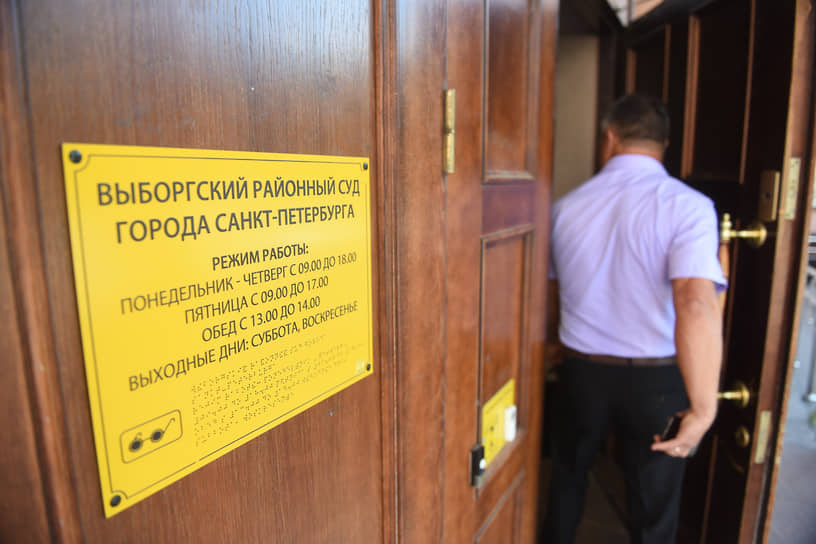 Выборгский районный суд Санкт-Петербурга приговорил адвоката Алексея Карпова к шести годам колонии за мошенничество, связанное с завышением цен при закупке химреагентов для бассейнов