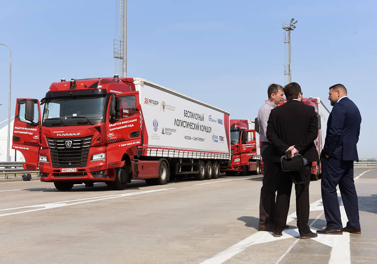 Год назад глава Минпромторга Денис Мантуров говорил, что КамАЗ планирует вывести на автодорогу М-11 «Нева» в 2023 году пять автомобилей, а в 2024 году — до 50 беспилотных грузовиков