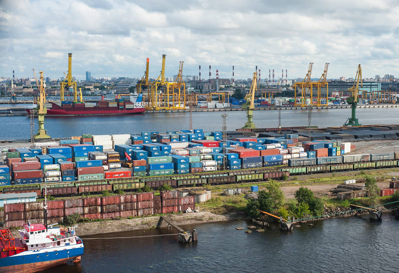 Большой порт Санкт-Петербург за семь месяцев снизил перевалку контейнеров по сравнению с показателем за январь — июль прошлого года на 24%, с 717 до 544 тыс. TEU