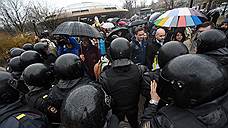 Задержанных участников протестной акции развозят по отделам полиции
