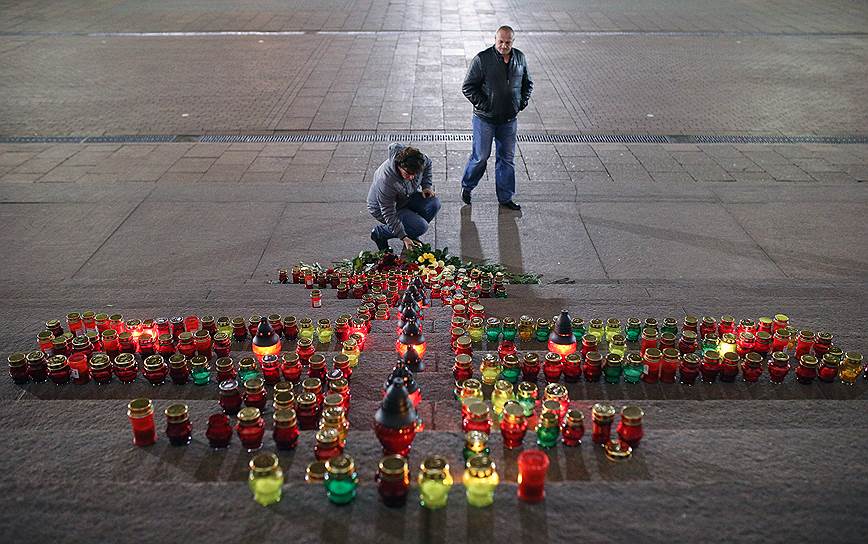 Цветы и свечи у храма Христа Спасителя в память о пассажирах разбившегося самолета Airbus 321 компании &quot;Когалымавиа&quot;, выполнявшего чартерный рейс из Египта в Санкт-Петербург. В результате катастрофы погибли 217 пассажиров и 7 членов экипажа.

