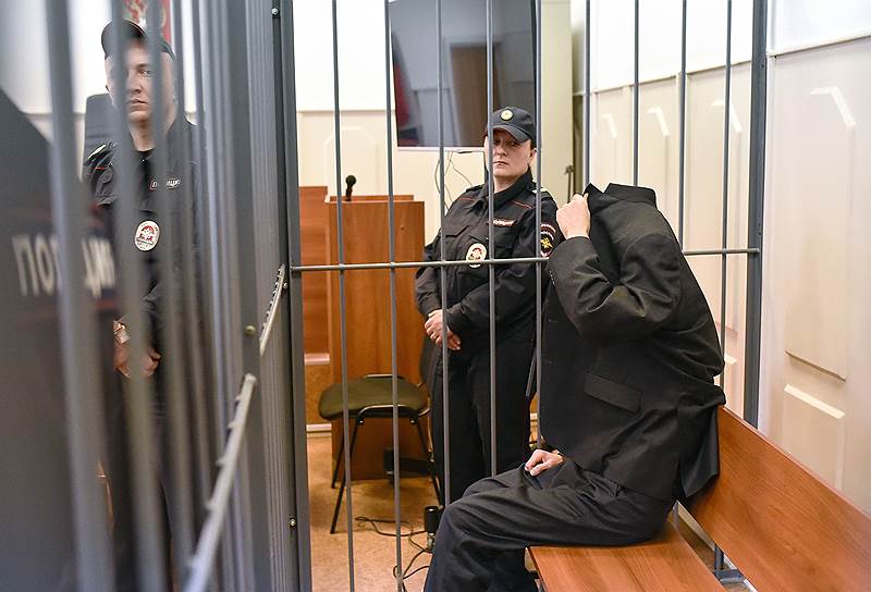 Подозреваемый в организации теракта в метро Санкт-Петербурга Аброр Азимов (справа) во время заседания Басманного районного суда.
