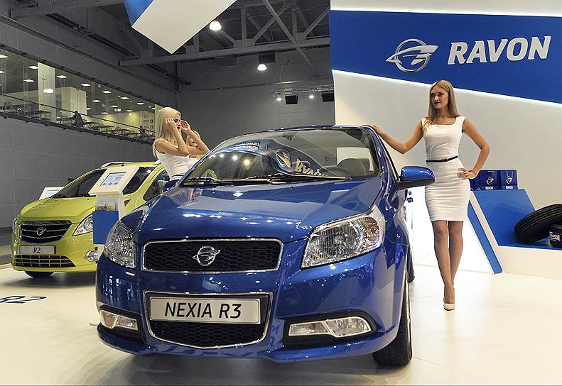 Модель автомобиля Nexia R3 компании Ravon, представленная девушками-стендистками во время работы Московского международного автомобильного салона (ММАС).
