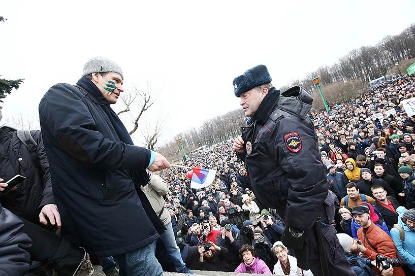 Митинг против коррупции сторонников оппозиционера Алексея Навального прошел на Марсовом поле.
