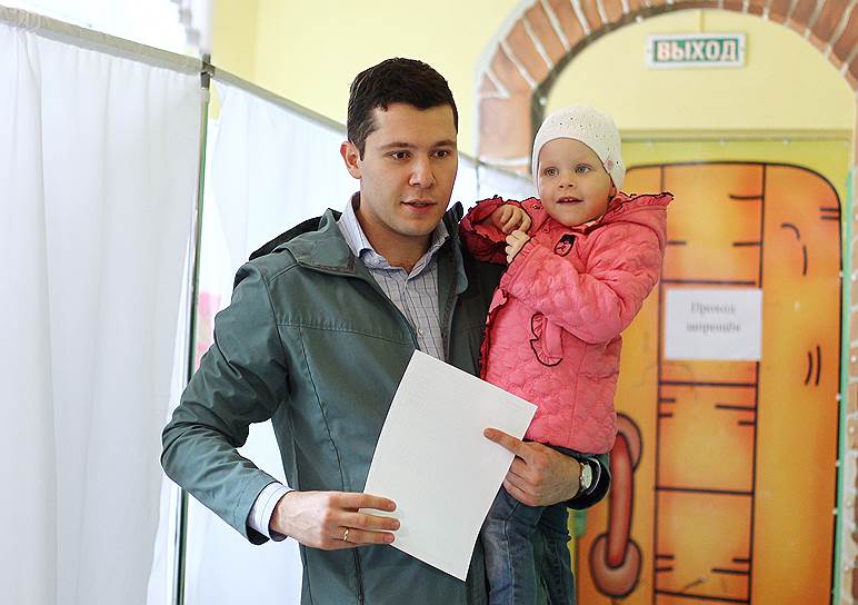 Антон Алиханов на избирательном участке.