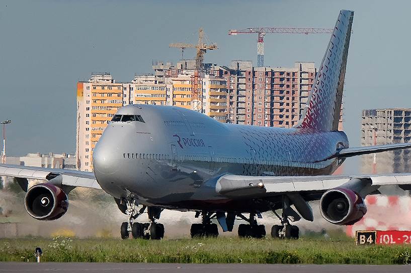 Самолет авиакомпании &quot;Россия&quot; в аэропорту Пулково.