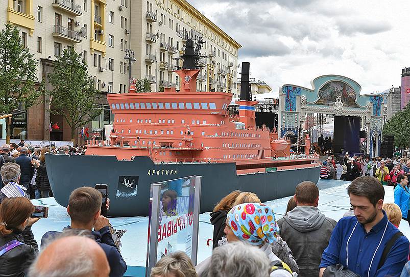 Празднование Дня города Москвы прошло на Тверской улице. Макет ледокола &quot;Арктика&quot; во время празднования.
