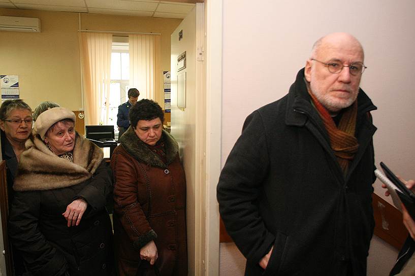 Коллекционер Андрей Васильев (справа) и искусствовед Елена Баснер (вторая справа) после очередного судебного заседания.
