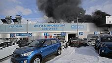 В Приморском районе Петербурга тушат пожар в автоцентре