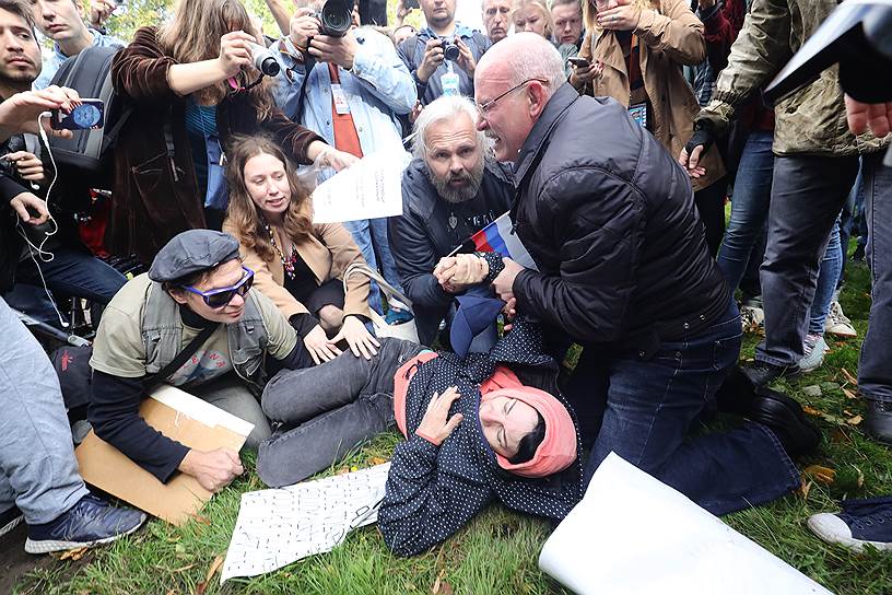 Митинг объединенной оппозиции против повышения пенсионного возраста в Свердловском саду. Одной из митингующих стало плохо после столкновения с сотрудниками МВД