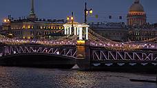 В ночь на вторник в Петербурге разведут три моста