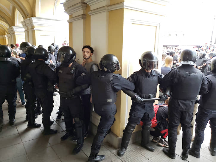 Сотрудники полиции во время оцепления места акции у Гостиного двора