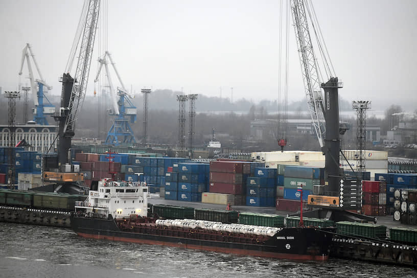 Сухогруз "Михаил Дудин" с радиоактивными отходами в порту "Санкт-Петербург"