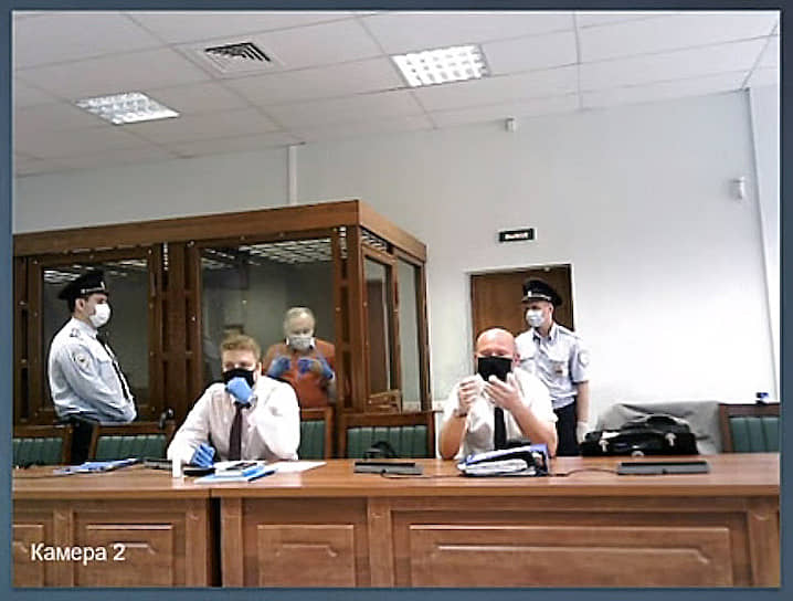 Адвокаты Олега Соколова Олег Лукьянов (второй слева) и Александр Почуев (второй справа)