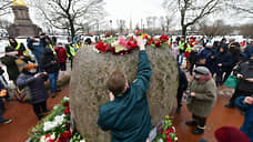 Сотни человек возложили цветы к Соловецкому камню в память о Борисе Немцове