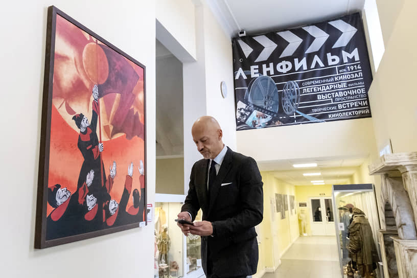 Глава Совета директоров киностудии "Ленфильм", режиссер Федор Бондарчук в коридоре студии