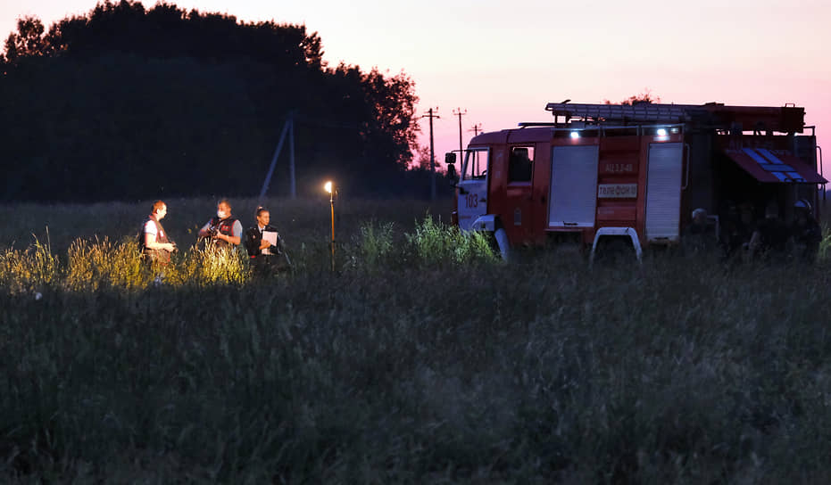 Последствия крушения вертолета Росгвардии возле населенного пункта Корпикюля в Гатчинском районе Ленинградской области