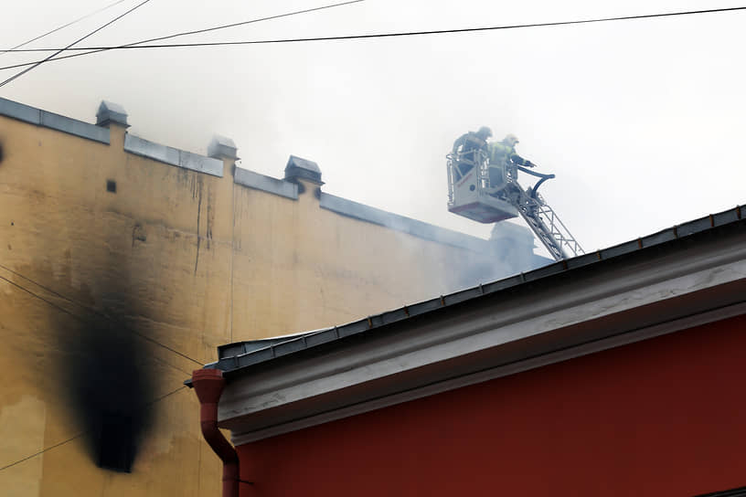 Последствия пожара в жилом доме на Лиговском проспекте 115