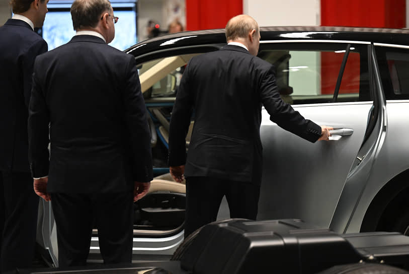 Владимир Путин во время осмотра отечественного электромобиля E-Neva на Обуховском заводе