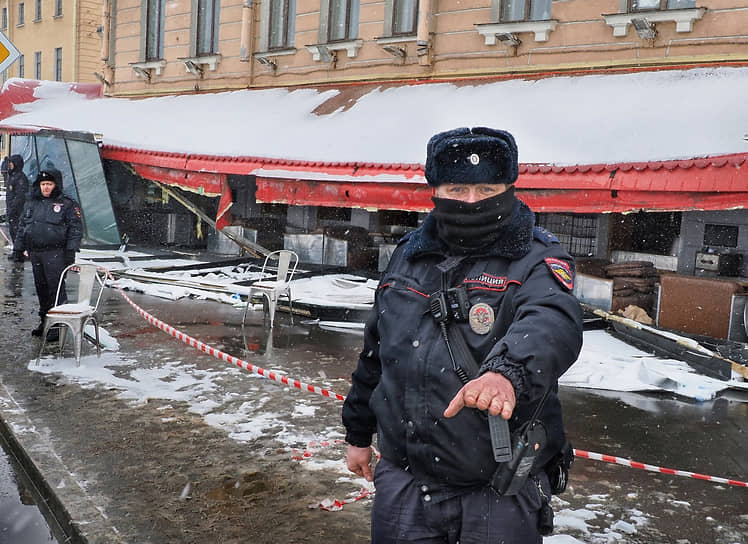 Сотрудники полиции на месте взрыва на Университетской набережной, в котором погиб военкор Владлен Татарский. 