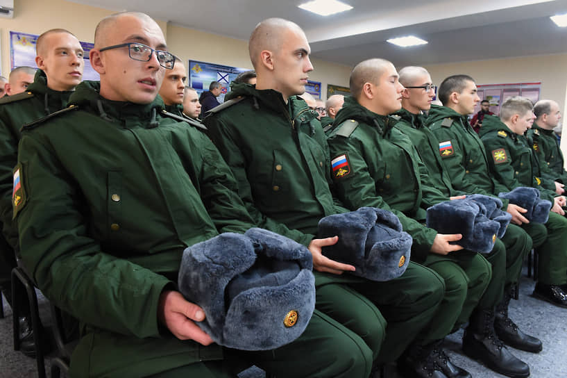 Призывники перед отправкой на прохождение военной службы в Вооруженных Силах России