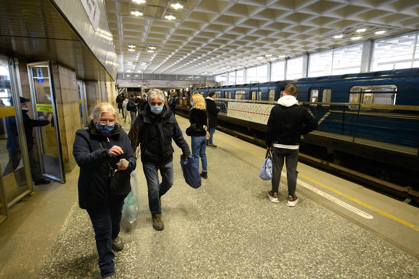 Пассажиры на станции Санкт-Петербургского метрополитена «Девяткино»