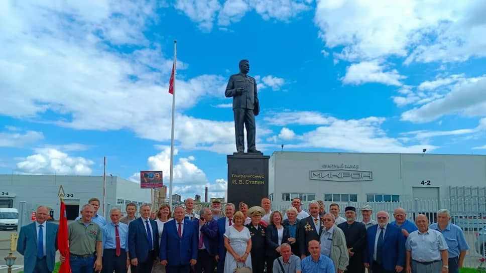 Как в Псковской области установили восьмиметровый памятник Сталину