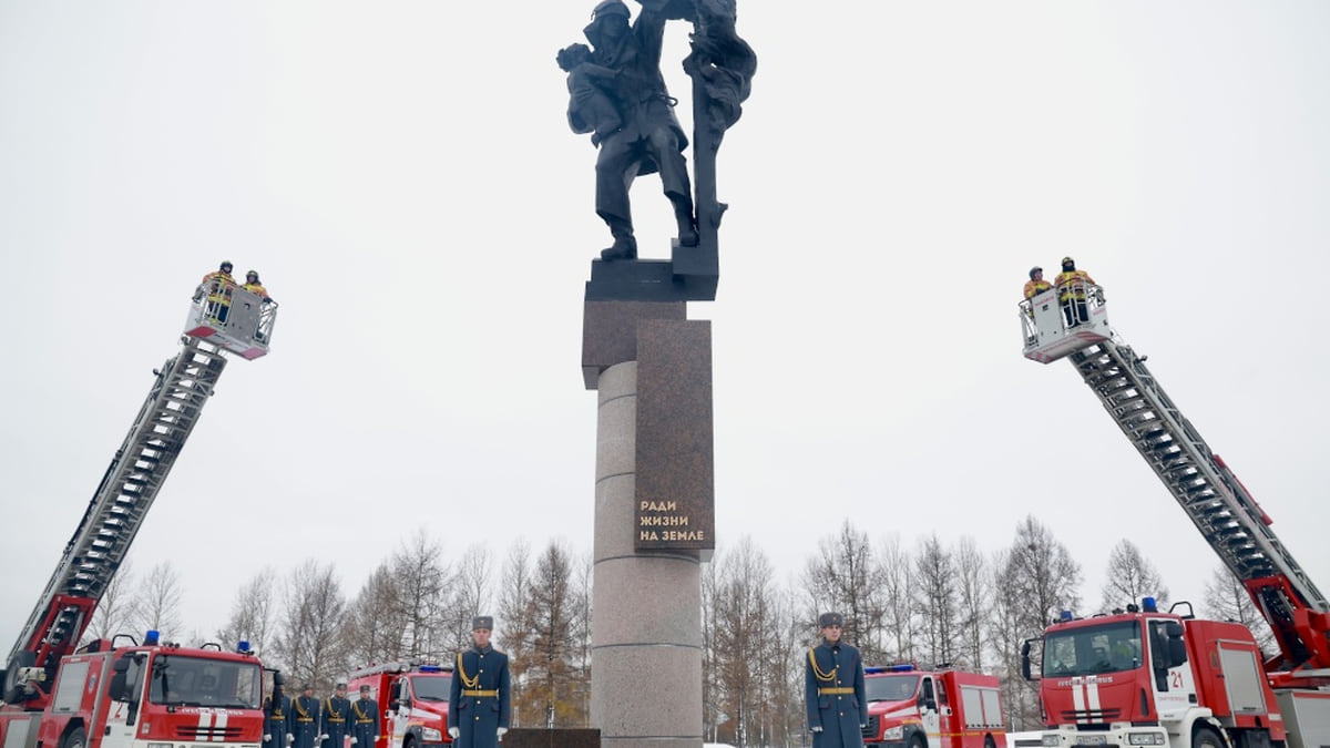 В двух районах Петербурга в честь пожарных открыли монумент и памятную  стелу – Коммерсантъ Санкт-Петербург