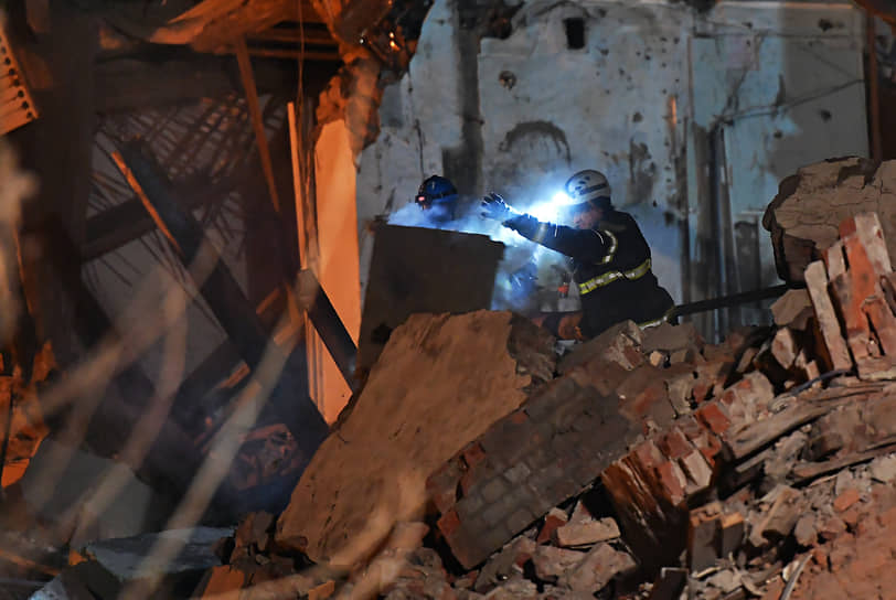 Последствия обрушения расселенного жилого дома на Гороховой, 73 в результате ремонтных работ. Сотрудники МЧС и спасательных служб во время осмотра обрушения