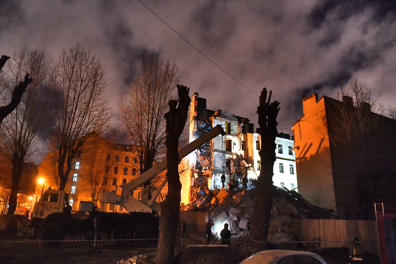 Последствия обрушения расселенного жилого дома на Гороховой, 73 в результате ремонтных работ