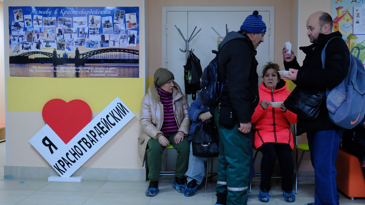 Губернатор Петербурга встретился с жильцами поврежденного взрывом дома –  Коммерсантъ Санкт-Петербург