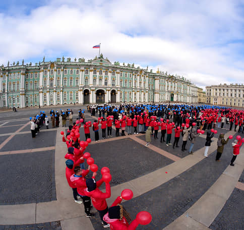 Флешмоб «Россия. Крым. Путин» на Дворцовой площади