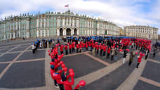 На Дворцовой площади провели флешмоб «Россия. Крым. Путин»