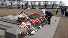 Петербуржцы продолжают нести цветы к мемориалам в день общенационального траура