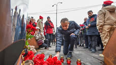 Губернатор Ленобласти возложил цветы и почтил память жертв теракта в Подмосковье