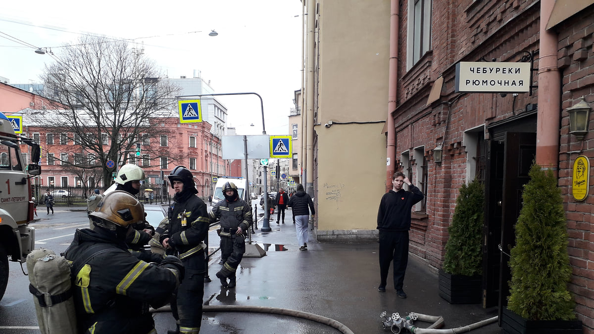 На Кронверкской улице в Петербурге загорелась рюмочная «У Ларисы» –  Коммерсантъ Санкт-Петербург